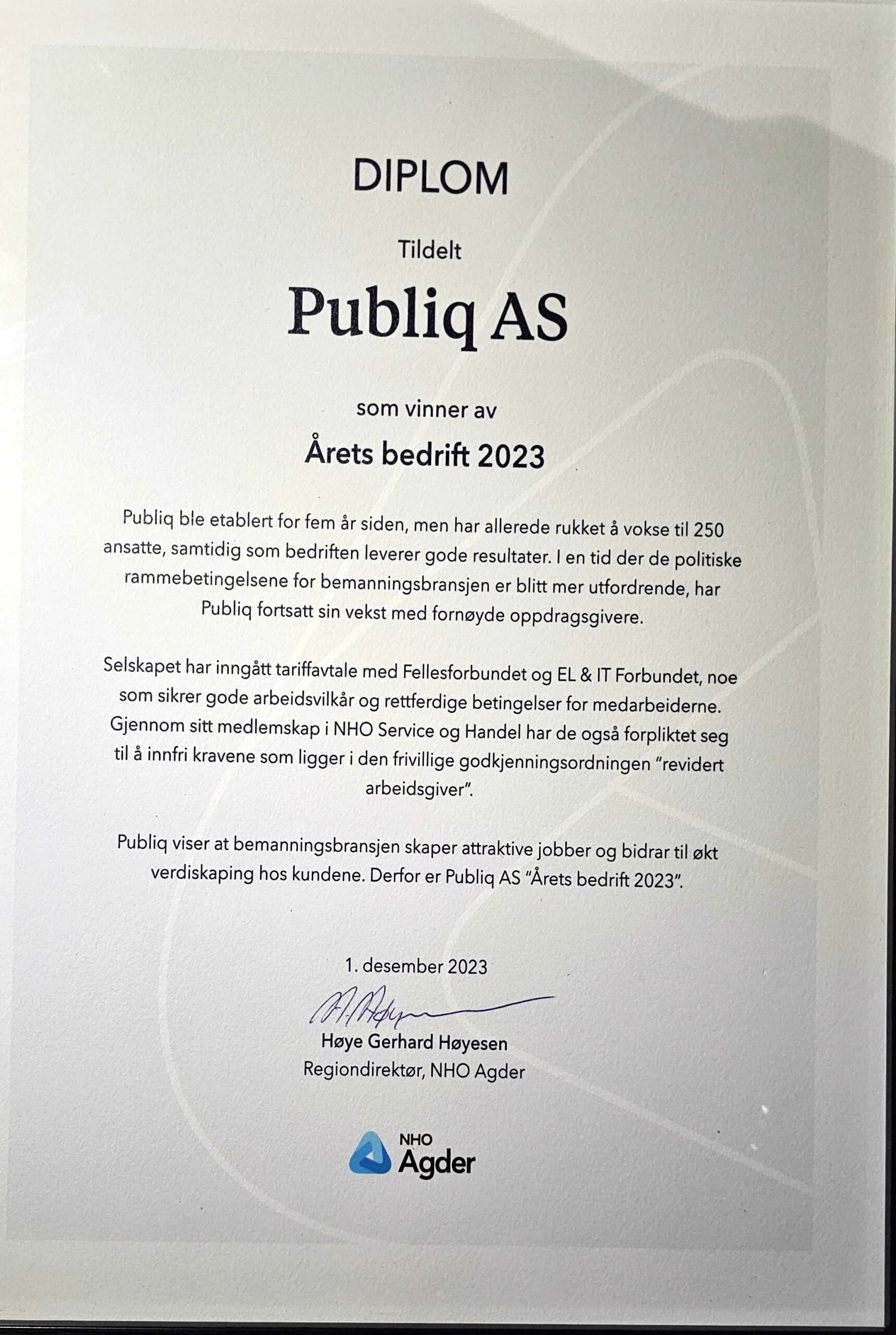 Diplom fra NHO Agder som kårer Publiq AS til «Årets bedrift 2023»